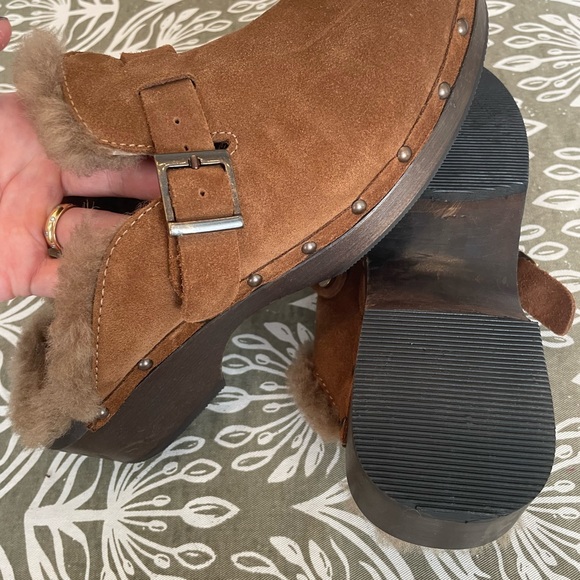 Re/Done Chestnut Suede Shearling Buckle Clogs - Picture 4 of 6